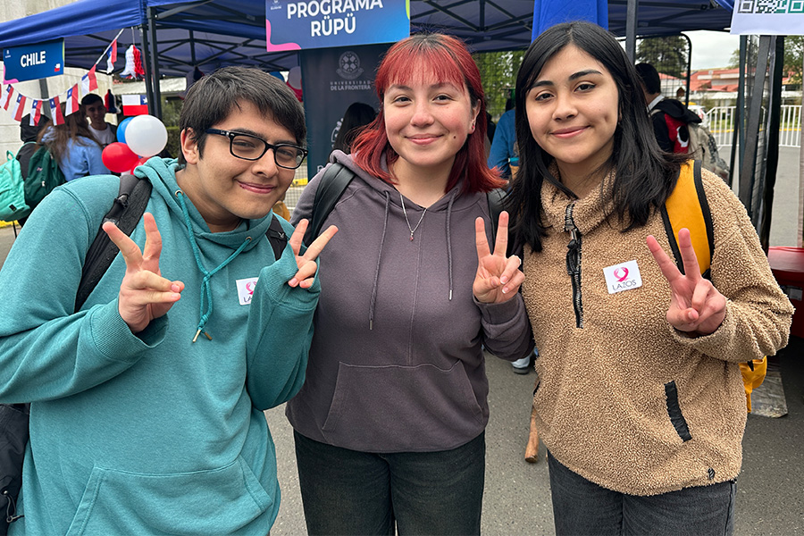 Constanza Vidal y sus compañeros de Bioquímica 1